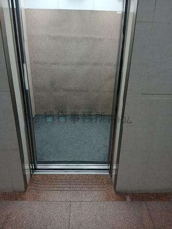 エレベーター内部
