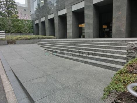 入館は余裕の敷地からのアプローチです
