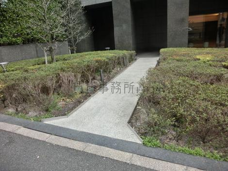 正面の左側にはスロープがあり、荷物搬入も大丈夫です