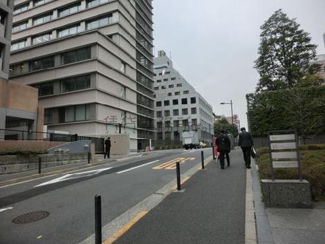 人も車もそれほど通りは多くなく静かな周辺環境にあります