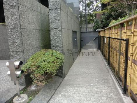 裏口へ繋がる脇通路です