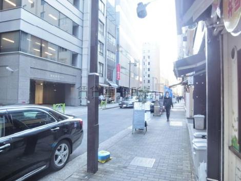 玄関前の舗装された歩道