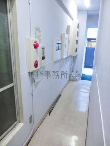 比較的スリムなエントランスエリア