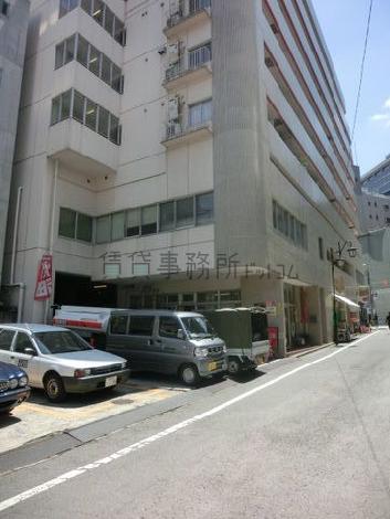 建物のとなりは駐車場になります