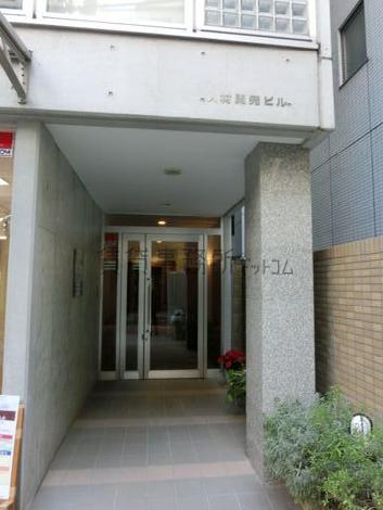 綺麗な1階正面入口です