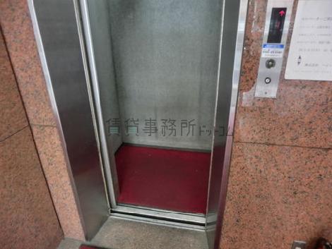 6人乗りエレベーター内です