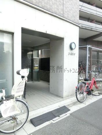 京橋プリズムビルの室内