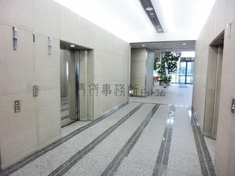 明るい乗り場空間