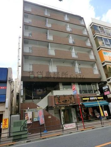 通り沿いのオフィスビル
