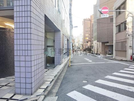一方通行道路なので車通りが少ないです