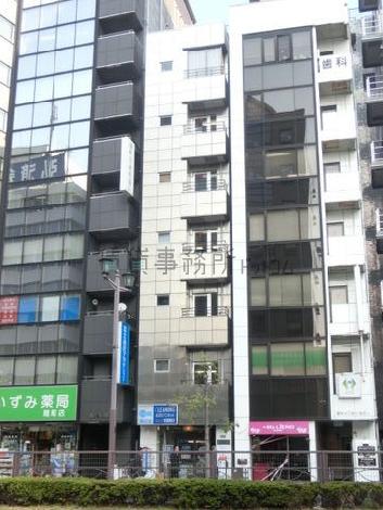 スリムながら存在感のある建物