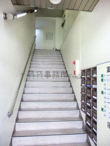 エントランスから２階への階段
