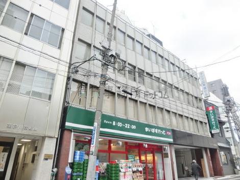 幅広い造りのテナントビル