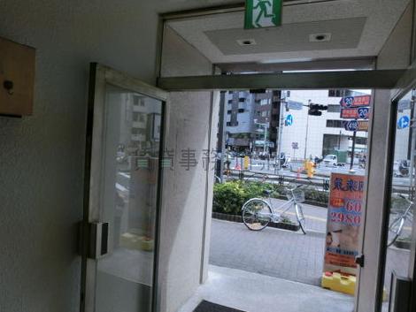 十分な採光が入ってくる為、エントランス内は大変明るいです