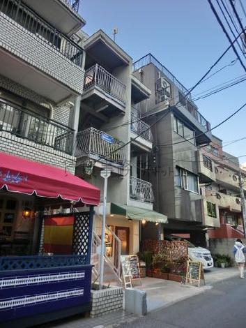 小規模ビルが建ち並びます