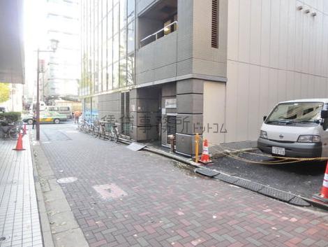 隣接する脇道奥からの見え方
