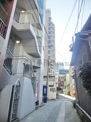 背面通り奥からの眺め