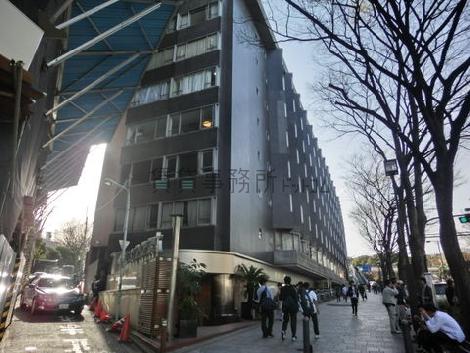 表参道に面していますが、前面の歩道は比較的人通りが少ないです