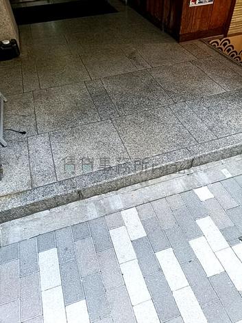 正面玄関前　段差