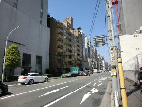 表参道方面へと続いています