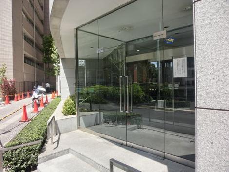 正面玄関の扉は大きなガラス製です