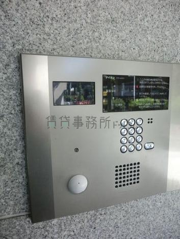 入口はオートロック式となっています