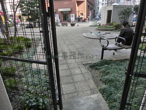 裏手の出入口を出ると公園です