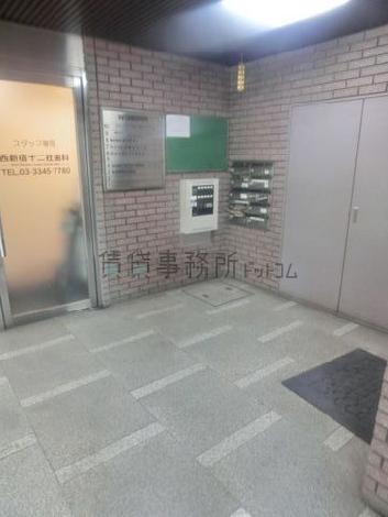 マットな質感の石材で構築