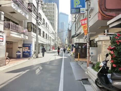 西新宿駅側の前面道路