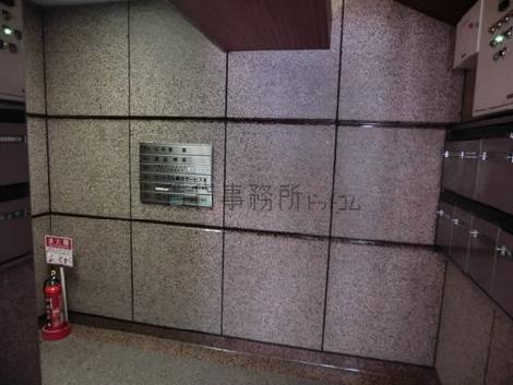 石張りのホール内です