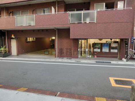 ビル目の前です