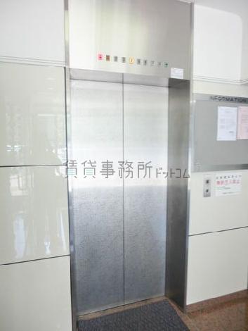 １階エレベーター扉