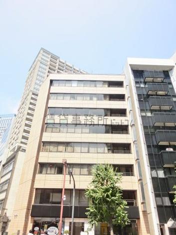 明るい建材をあしらった外観