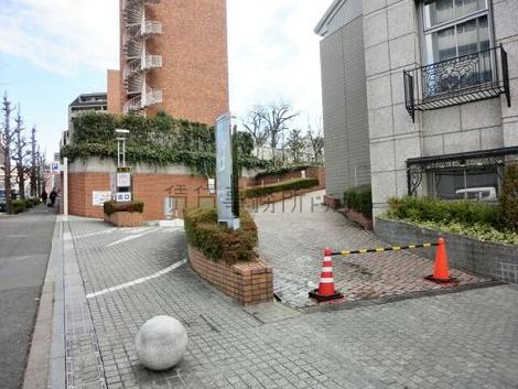 駐車場出入り口付近