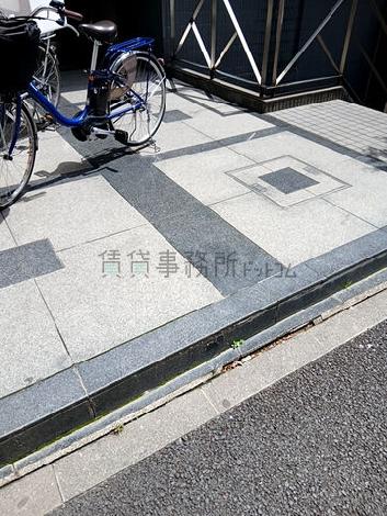 正面玄関前　段差