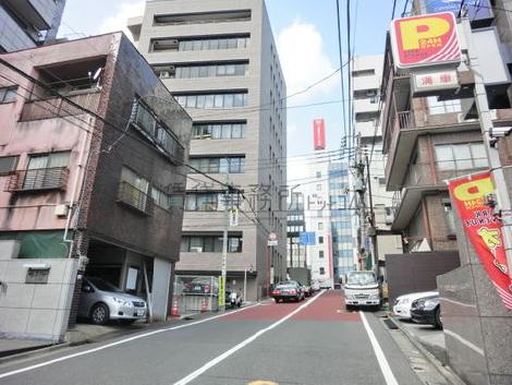 傾斜のある前面通り