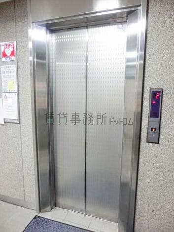 エレベーターは1基です。