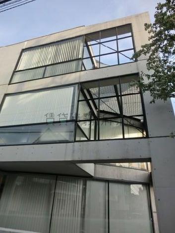 吹抜けの空間が目立ちます