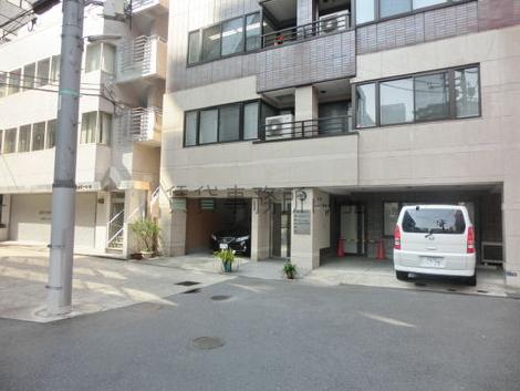 右奥に1階事務所スペースあり