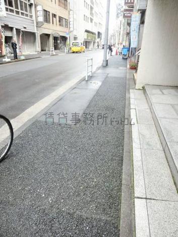 幅広い公道沿い