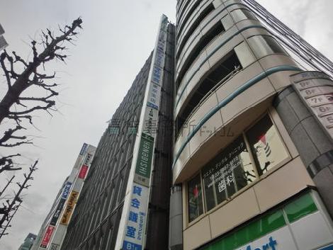 六本木通り沿いには袖看板の表示ができます