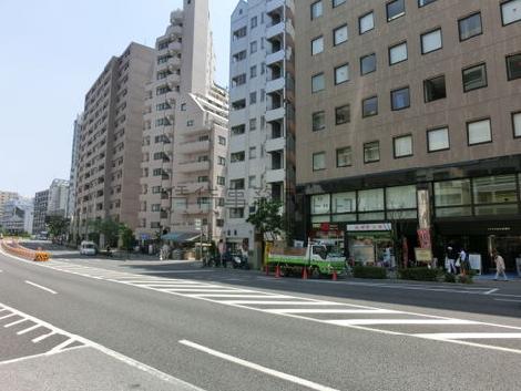 物件前面の春日通りです