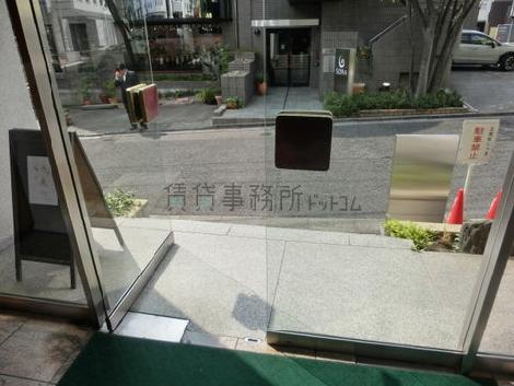 玄関前です