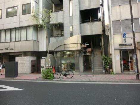 正面玄関向いから