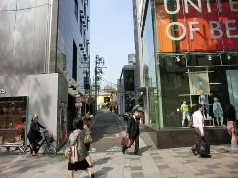 表参道の路地からすぐにあります