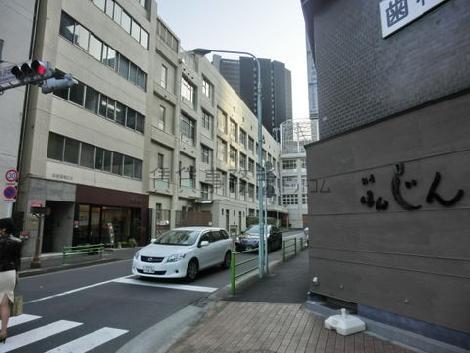 銀座中学校入口交差点の角地に建ちます