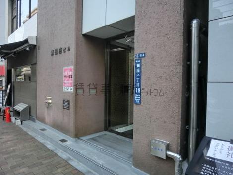 大通りに面した位置に入口があります