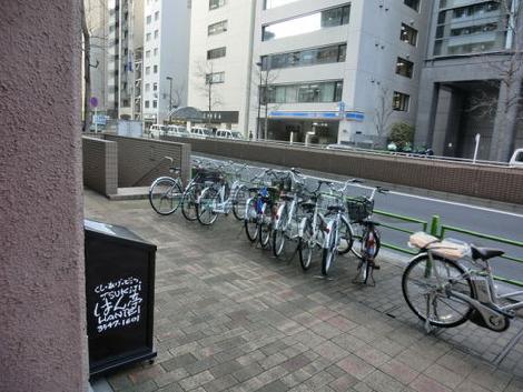 前面の通りまでの間に幅のある歩道があります