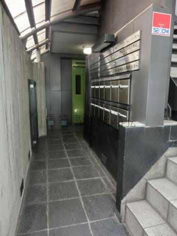 天井からも光が入るので明るい空間です
