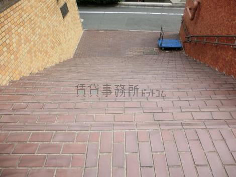 玄関までに階段があります